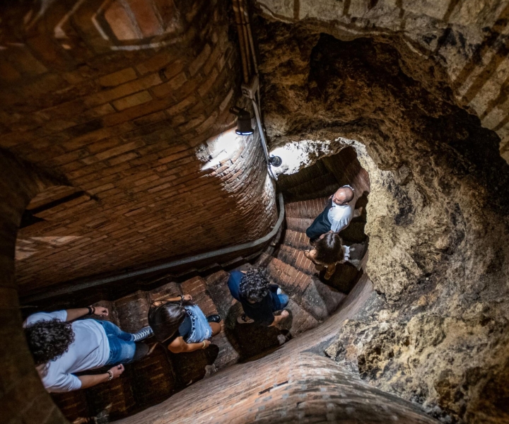 Montepulciano: Historical Cellars Guided Tour & Wine Tasting