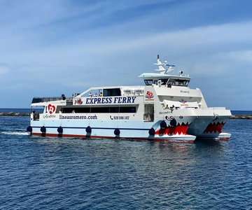 Lanzarote: Return Ferry to La Graciosa with Bus Pickup