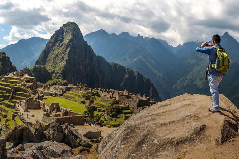 Z Cusco: przejażdżka pociągiem i wycieczka z przewodnikiem po Machu PicchuPanoramiczna przejażdżka pociągiem Vistadome