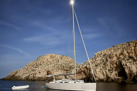 Cala Galdana - Full-day sailing trip (8 hours) Full-day sailing trip through the coves of southern Menorca (max. 4 people)