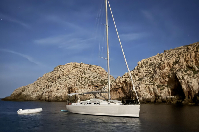 Cala Galdana - Full-day sailing trip (8 hours) Full-day sailing trip through the coves of southern Menorca (max. 4 people)