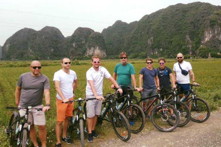 Desde Hanói: recorrido turístico y en bicicleta por Hoa Lu y Tam CocTour compartido con punto de encuentro
