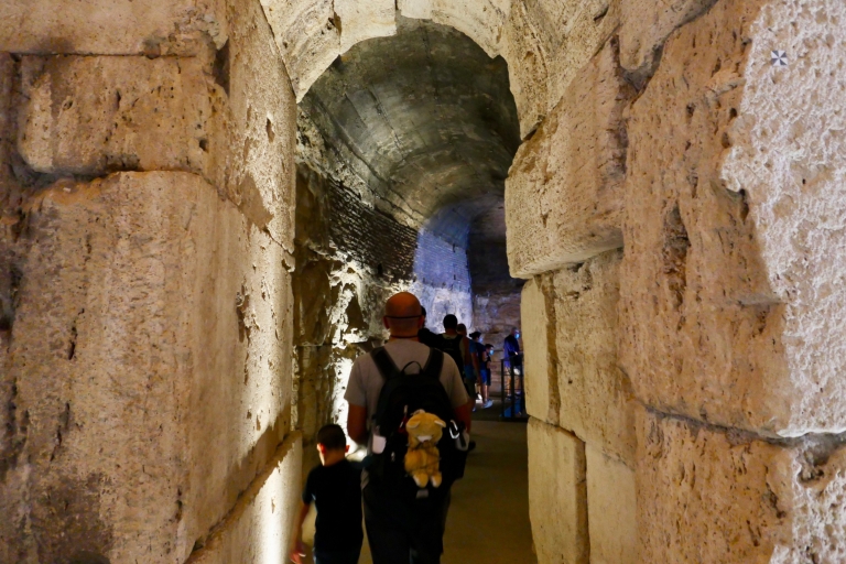 Rzym: wycieczka z przewodnikiem po podziemiach i arenie KoloseumPrywatna wycieczka w języku angielskim - podziemie i arena Koloseum