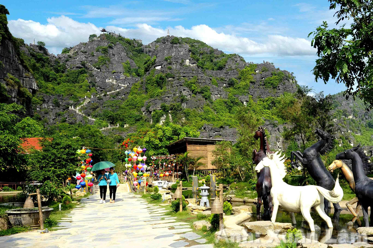 من نينه بينه: قارب ترانج آن وكهف موا وهوا لو وبيتش دونغ