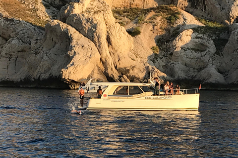 Marseille: Sunset Boat Cruise with Buffet and Organic Wine Sunset Boat Cruise with Dinner & Drinks (Théatre Criée)