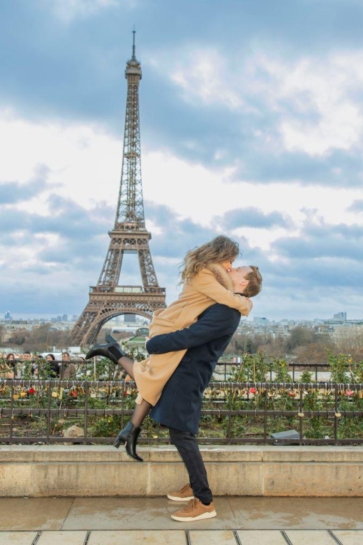 Paris Baby Bump Photoshoot at The Eiffel Tower | Paris Family Photographer