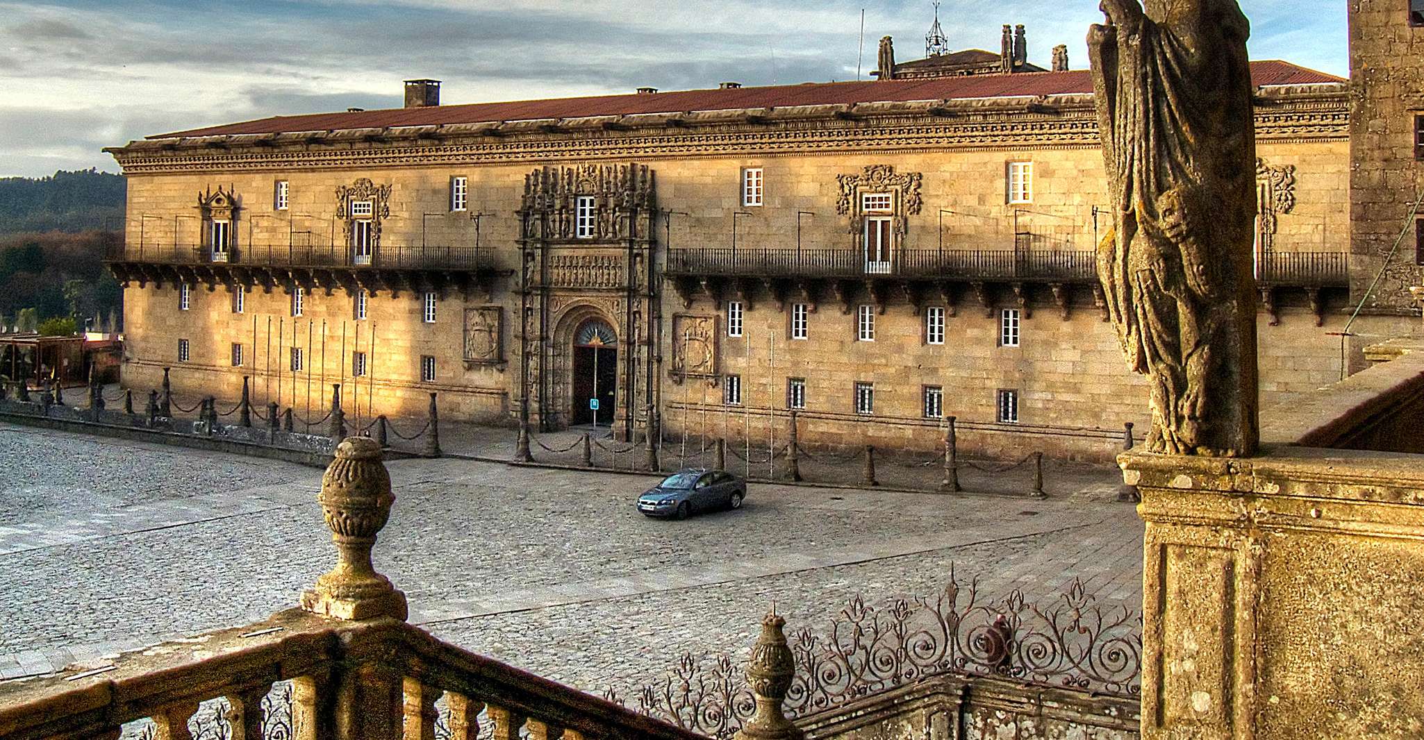 Santiago de Compostela, Hostal de los Reyes Católicos Tour - Hizvo