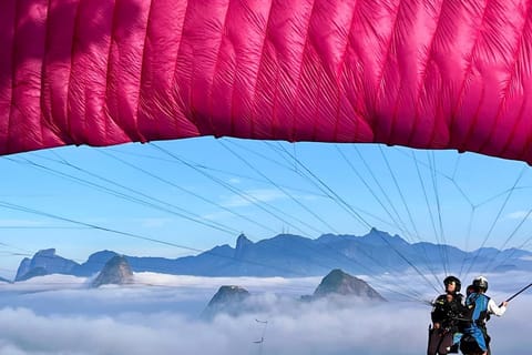 Paragliding in Niterói with an experienced instructor and views of Rio