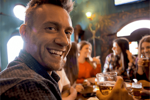 Múnich: ruta de bares guiada con chupitos gratis y entrada VIP a una discoteca.Múnich: ruta guiada por bares con chupitos gratis y entrada VIP a discotecas