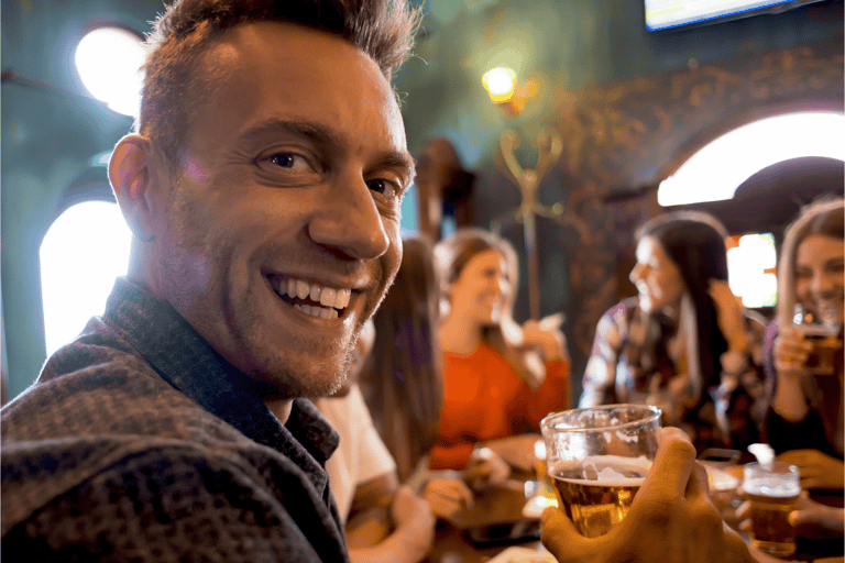 Múnich: ruta de bares guiada con chupitos gratis y entrada VIP a una discoteca.Múnich: ruta guiada por bares con chupitos gratis y entrada VIP a discotecas