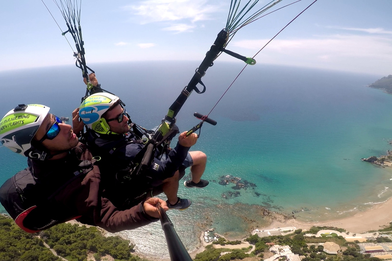 Corfù: volo tandem in parapendio sopra la città di PelekasPelekas: volo in parapendio in tandem