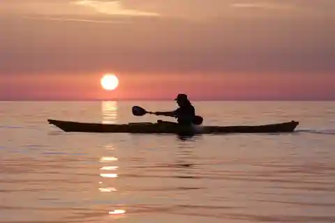 Milos: Sea Kayaking Trip at Sunset with Snack