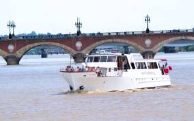 Bordeaux: River Garonne Cruise with Glass of Wine
