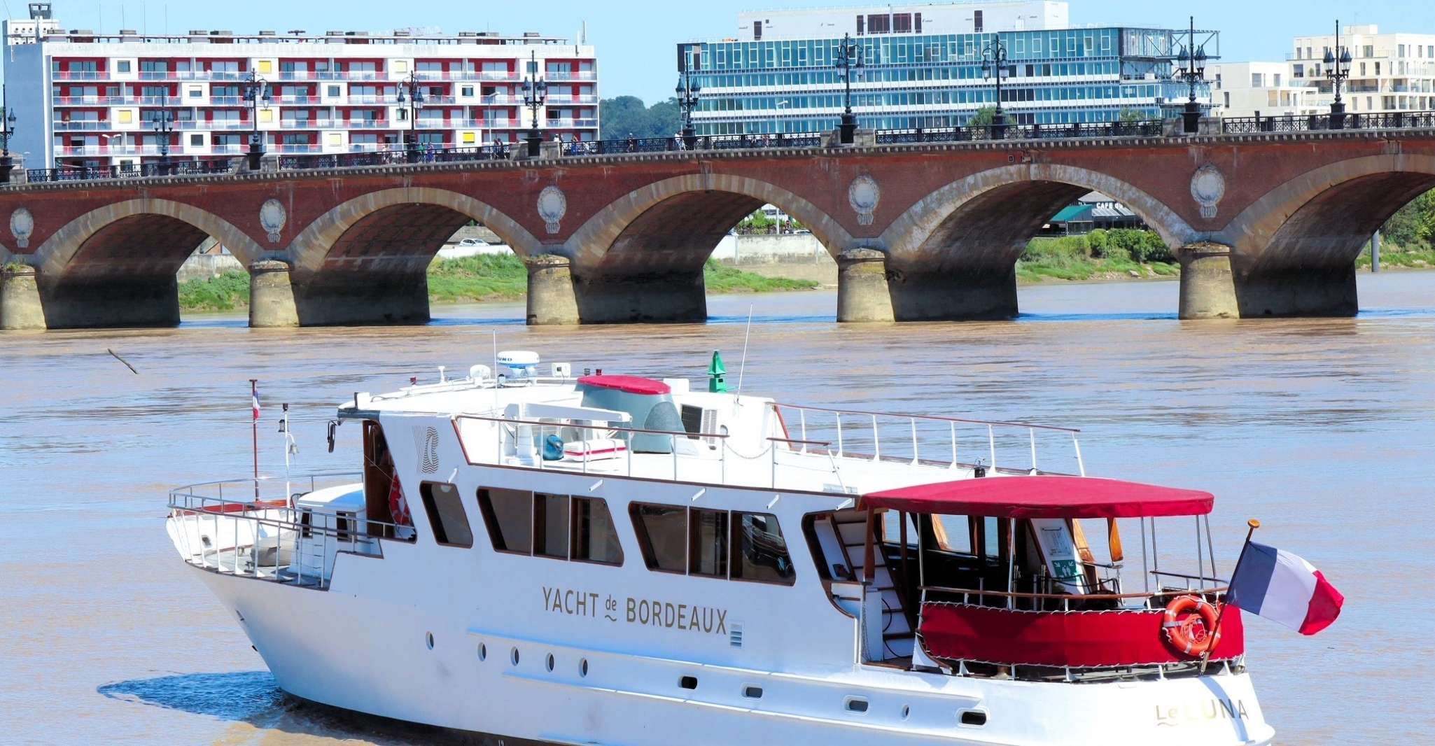 BORDEAUX, Tasty guided cruise with canelé and glass of wine. - Housity