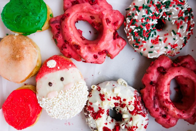 Portland: Guided Holiday Delicious Donut Tour with Tastings