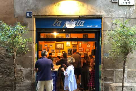Barcelona: Gothic Quarter Tapas, Wine, and Dinner Tour