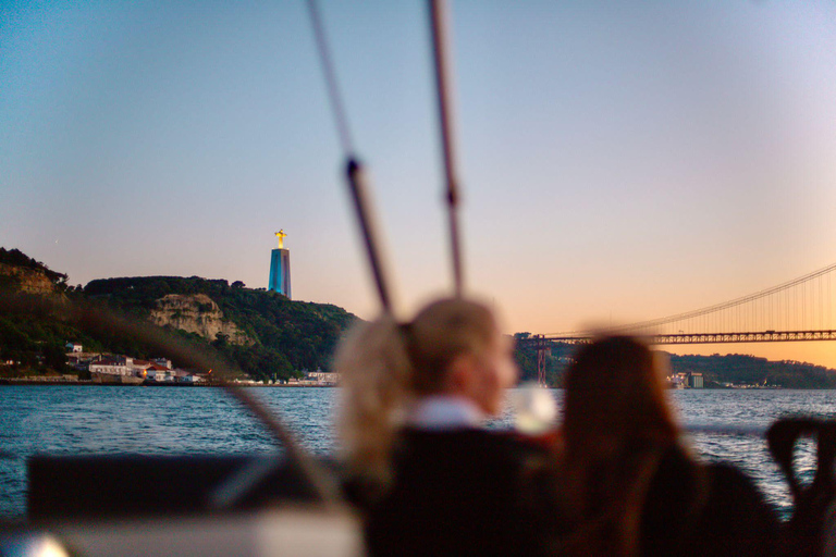 Lisbon: 2H Sunset Boat Cruise Tour with Drinks