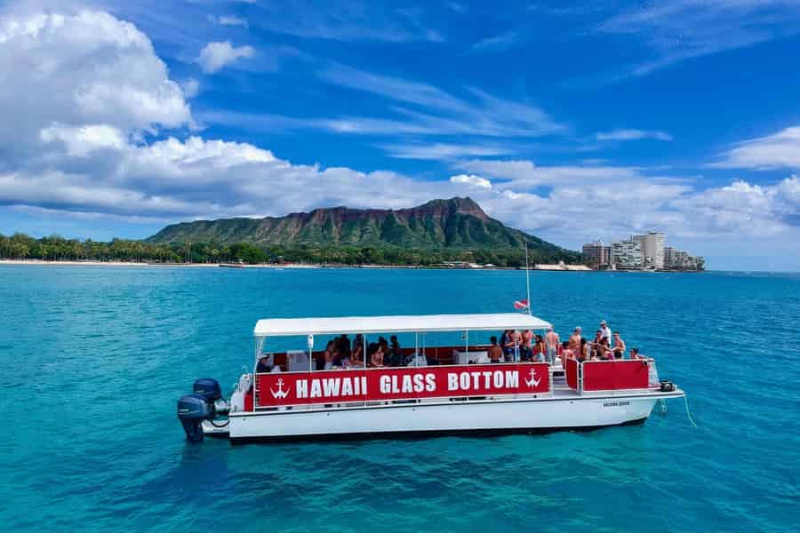 Honolulu: Glasbodenboot-Tour entlang der Südküste von Oahu. Foto: GetYourGuide