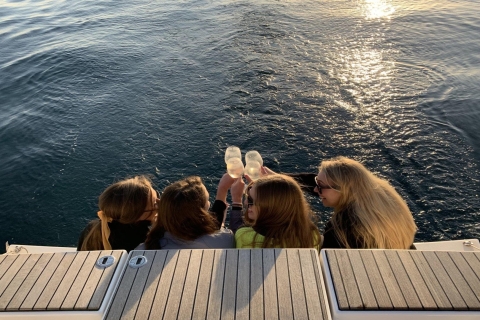 Ab Barcelona: Segeltörn am Mittag oder bei SonnenuntergangBarcelona: Private Bootsfahrt bei Sonnenuntergang