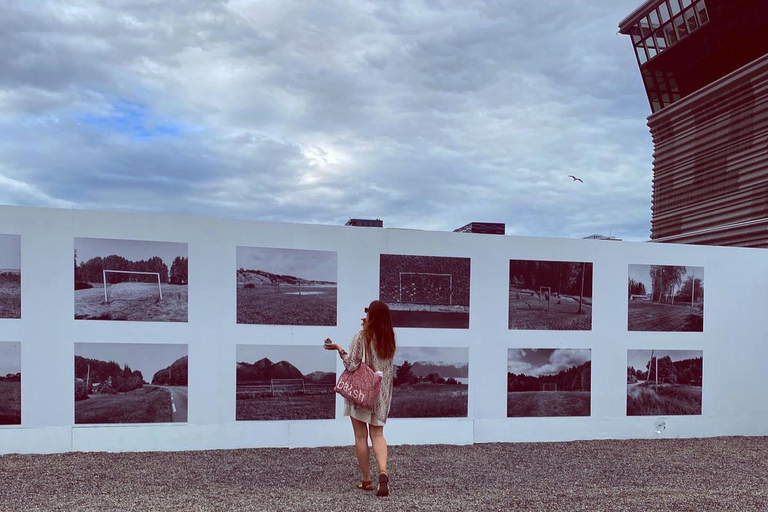 Oslo: Private Vintage Walking Tour with Photos Private Vintage Oslo Walk & Aesthetic Photos