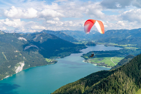 圣吉尔根：沃尔夫冈湖上双人滑翔伞飞行圣吉尔根：双人滑翔伞飞行，俯瞰沃尔夫冈湖