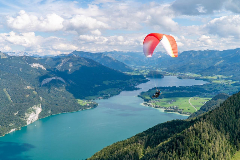 圣吉尔根：沃尔夫冈湖上双人滑翔伞飞行圣吉尔根：双人滑翔伞飞行，俯瞰沃尔夫冈湖