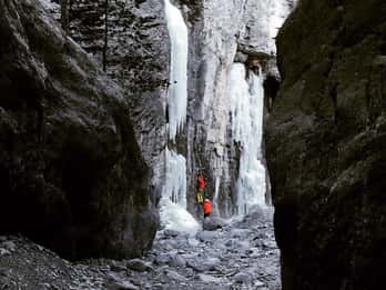 Aus Canmore: Erkundung des kanadischen Rockies Canyon im Winter Aus Canmore: Erkundung des kanadischen Rockies Canyon im Winter