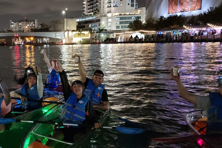 Miami: Tour noturno em caiaque com iluminação LED guiado e bebidas