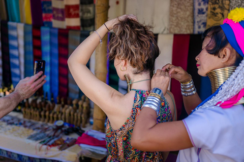 Excursión a los templos rojo, azul y blanco y a las aguas termales desde Chaing MaiTemplos rojos, azules y blancos y viaje a aguas termales desde Chaing Mai