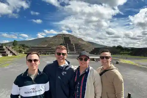 Teotihuacán: Tour regular o con desayuno en cueva