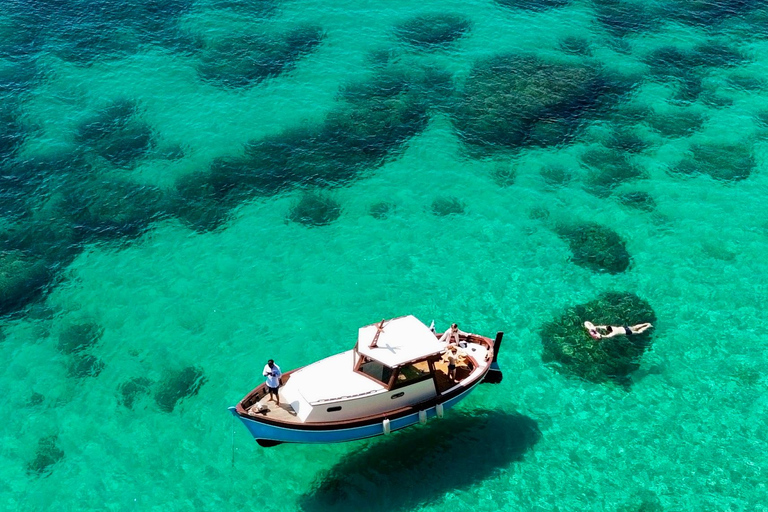 Cagliari: Quality boat tour + aperitif