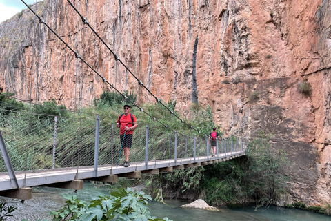 Från Valencia: Chulilla hängande broar och Charco Azul vandring