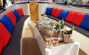 Amsterdam: Canal Booze Cruise with Unlimited Drinks