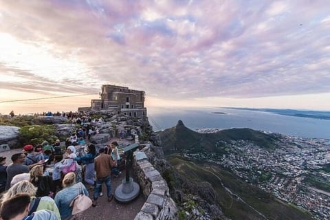 Cape Town: Iconic Highlights & Table Mountain Tour