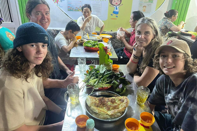 HCM: Melhor comida de rua e excursão turística com um guia amigávelHCM City: Visita à comida de rua de mota com um guia simpático