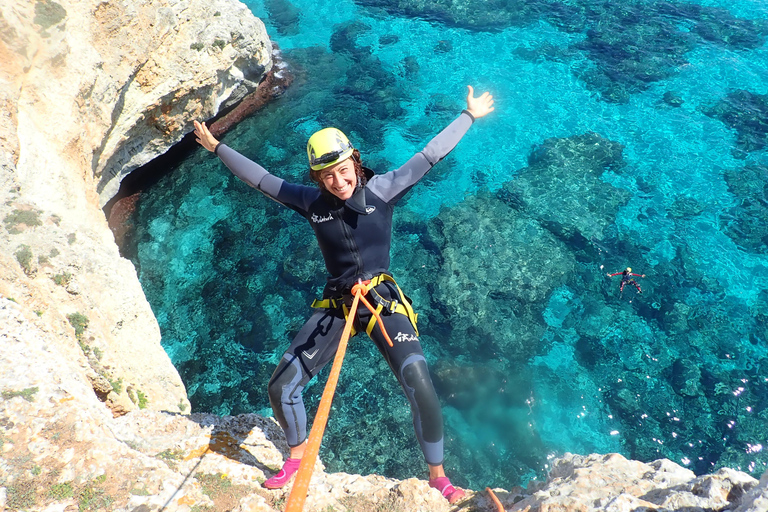 Estany d&#039;en Mas: Escursione costiera, discesa in corda doppia ed esplorazione delle grotte marine