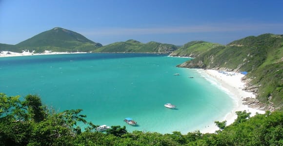 Barca bianca su acqua turchese limpida accanto a spiagge chiare