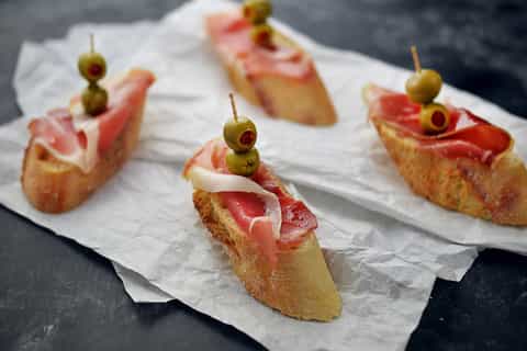 Barcelona: Gothic Quarter Walking Tour with Pintxos