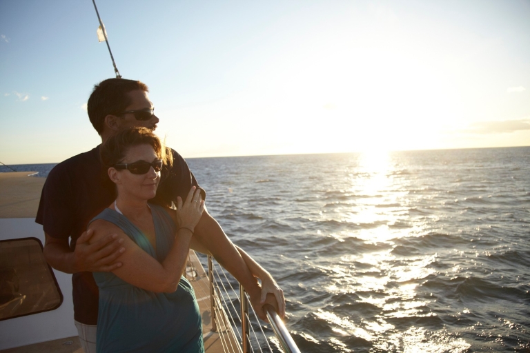 Ab Kona: Honokohau Bootsfahrt bei Sonnenuntergang mit Getränken