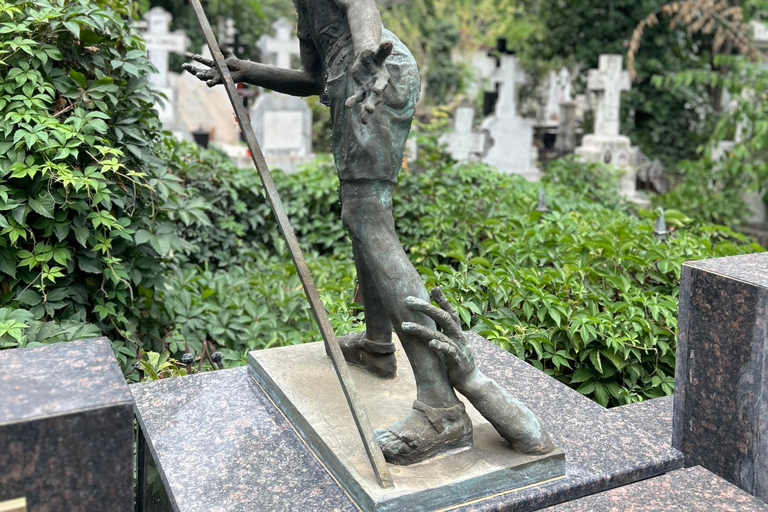 Bucharest: Bellu Cemetery Walking Tour with Guide
