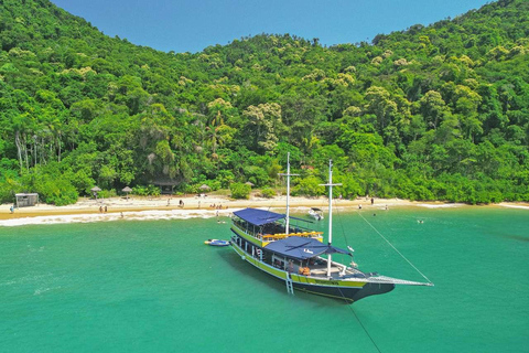 Paraty Bay: Islands & Beaches Boat Tour with Snorkeling