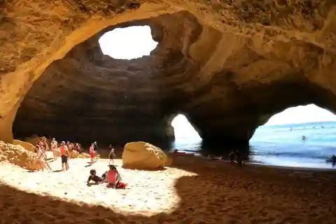 Portimão: Tour privato delle grotte di Benagil in catamarano e kayak