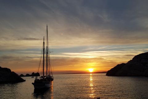 Marseille: Sonnenuntergangs-Segeltour mit Abendessen und Getränken