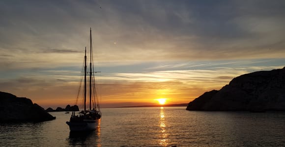Marseille: Sonnenuntergangskreuzfahrt mit Abendessen und Wein