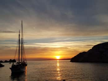 Marseille: Sunset Sailing Cruise with Dinner and Drinks