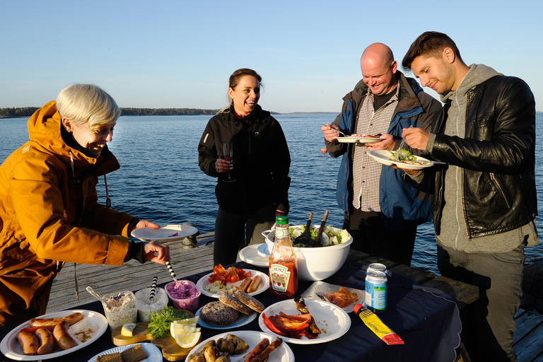 Helsinque: Passeio de barco pelo arquipélago RIB com churrasco, almoço e sauna