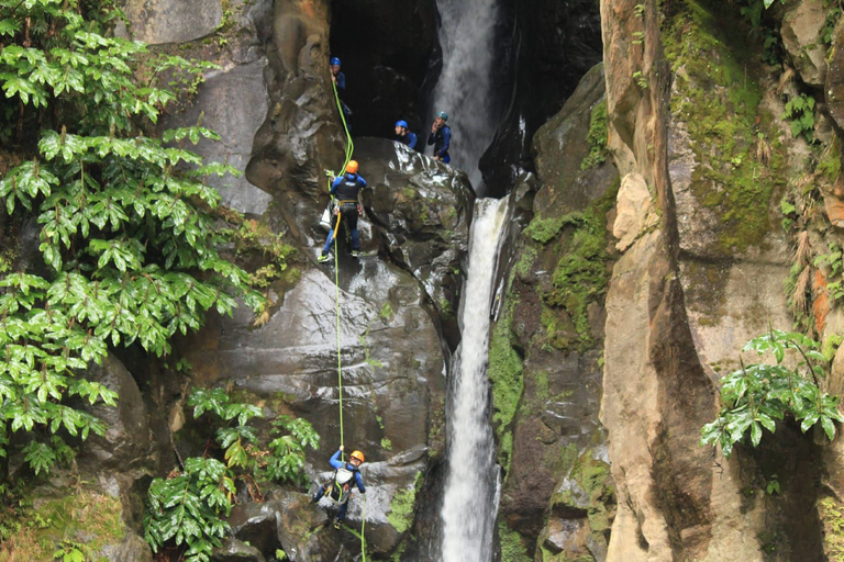 Sao Miguel: Salto do Cabrito Geführte Canyoning-ErfahrungTour mit Abholung von Ponta Delgada