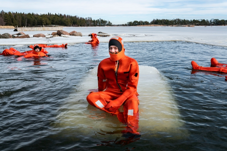 Helsinki: Doświadczenie pływania po lodzie w kostiumie przetrwaniaOpcja standardowa