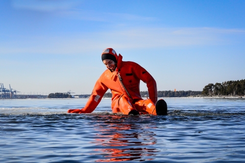 Helsinki: expérience de flottaison sur glace en combinaison de survieOption standard