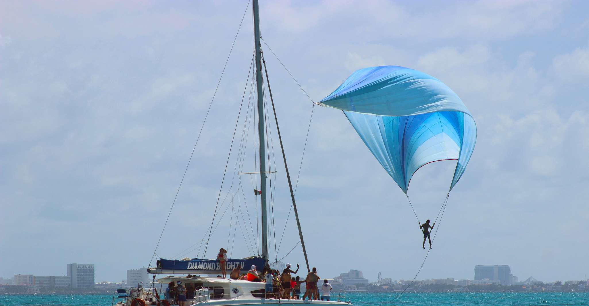 Voile d'une journée complète en catamaran luxueux à Isla Mujeres - Hizvo